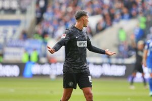 Fußballspiel: Elversberg gewinnt 2:1 gegen Paderborn, entscheidende Momente und emotionale Szenen.