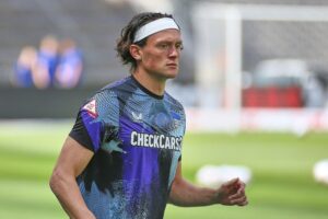 Zwei jubelnde Fußballspieler in einem spannenden Moment, Tore und Emotionen auf dem Spielfeld.