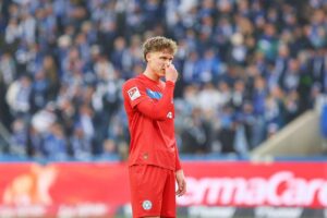 Kiel-Spieler jubeln nach dem entscheidenden Tor im Nebel des Holstein-Stadions.