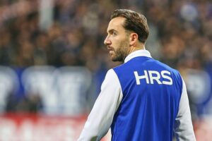 Schalke-Spieler feiert ihren 2:0-Sieg, während Fortuna Düsseldorf enttäuscht auf dem Platz steht.