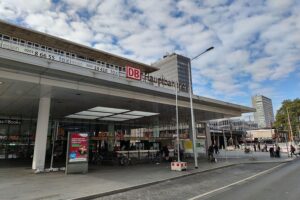 Eine verletzte Person am Essener Hauptbahnhof nach einem Streit mit einer Stichwaffe.