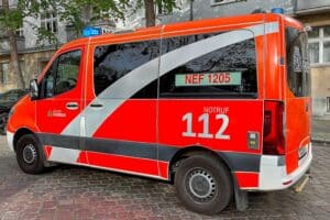 Notarzt-Einsatzfahrzeug am Unfallort, nach schwerem Verkehrsunfall mit tödlichem Ausgang in Esslingen.