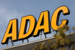 ADAC-Logo, Verkehrsszenen, Klimaschutz, Autos, CO2-Preise, Umweltschutz, EU-Politik, Zukunft der Mobilität.