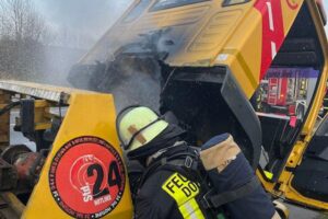 Abschleppwagen brennt auf Autobahn mit Feuerwehr im Einsatz zur Brandbekämpfung.