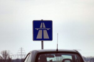 Acht Fahrzeuge nach Unfall auf Autobahn 96 bei Memmingen, Fahrbahn gesperrt.