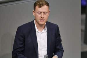 AfD Sachsen-Anhalt beantragt Ausschlüsse von Jan Wenzel Schmidt und Matthias Lieschke aufgrund interner Verstöße.