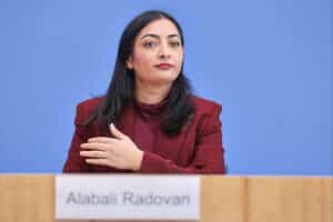 Reem Alabali Radovan unterstützt deutsche Unternehmen beim Wiederaufbau der Ukraine und betont Zusammenarbeit.