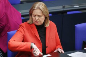 Bärbel Bas diskutiert Rentenreform in Berlin, betont Notwendigkeit mutiger strukturierter Veränderungen.