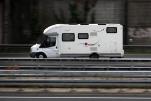 Ein Wohnmobil und ein VW nach einem Auffahrunfall auf der Autobahn.