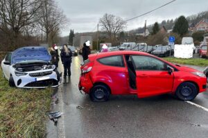 Auffahrunfall zwischen zwei Autos, eine verletzte Frau, Polizei vor Ort, abgeschleppte Fahrzeuge.