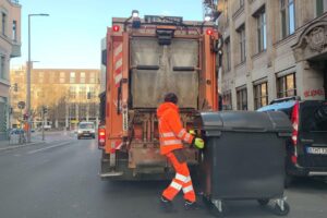 Berliner Stadtreinigung sammelt Haushaltsabfälle ein; Statistik zeigt Anstieg in 2024.
