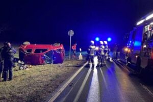 Ein verunfallter Nissan Micra im Graben, umgeben von Polizeisperren und Reifenabdrücken.