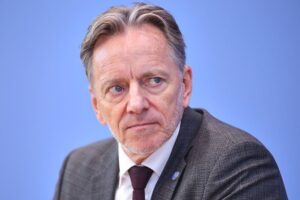 Holger Münch warnt vor AfD-Regierungsbeteiligung und deren Auswirkungen auf Sicherheit und Informationszugang.
