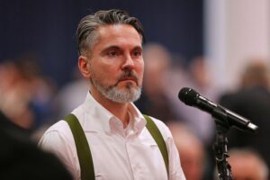 Fabio De Masi spricht über politische Koalitionen und Mitgliederbeteiligung in Berlin.