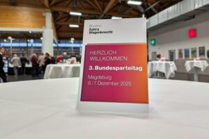 Delegierte diskutieren und wählen auf dem BSW-Bundesparteitag in Magdeburg für soziale Gerechtigkeit.