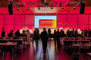 Delegierte diskutieren am Parteitag des BSW über Namensänderung und neue Führungswahlen.