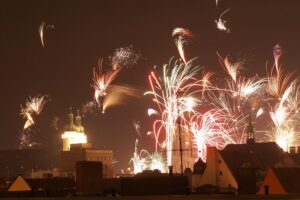 Gemeinschaftliches Silvesterfeuerwerk über der Regnitz in Bamberg, unterstützt von Bürgervereinen und Stadtverwaltung.
