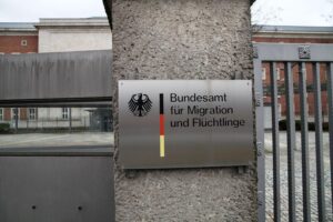 Rückläufige Kirchenasylfälle: Schutzsuchende und Asylpolitik in Deutschland 2023 im Fokus.