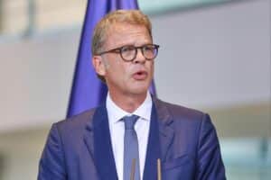 Christian Sewing fordert mehr Wirtschaftsreformen für langfristiges Wachstum der deutschen Wirtschaft.