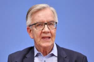 Dietmar Bartsch bei einer politischen Debatte zur Rentenpolitik, mit kritischem Ausdruck.
