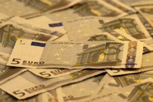 Euroscheine als Symbol für finanzielle Unterstützung im Kampf gegen Menschenhandel und Zwangsprostitution.