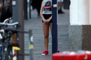 Bild zeigt Prostituierte, die in einem Beratungsangebot der Bayerischen Staatsregierung unterstützt werden.