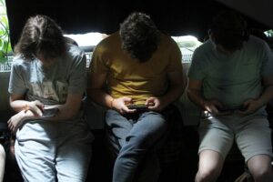 Junge Menschen nutzen Smartphones, symbolisieren digitale Freiheit und Medienkompetenz für die Generation von heute.
