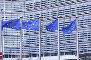 EU-Fahnen wehen vor dem Hintergrund von Diskussionen über US-Sanktionen gegen europäische Persönlichkeiten.