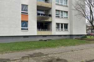 Brand zerstörte Erdgeschosswohnung, Feuerwehr im Einsatz, Verletzte durch Feuerwerkskörper. Ermittlungen laufen.