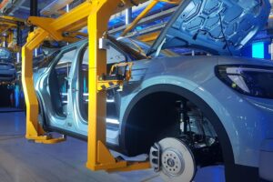 Das Bild sollte eine moderne Automobilproduktion oder innovative Technologien in einem Fertigungsprozess zeigen.