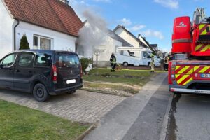 Doppelhaushälfte in Arnsberg-Neheim nach Brand an Heiligabend unbewohnbar, Feuerwehr im Einsatz.