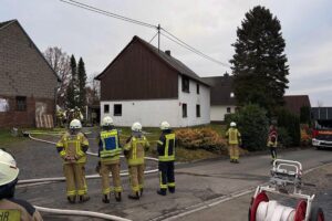 Feuerwehr löscht Brand in Wohnhaus; Katze gerettet, alle Bewohner in Sicherheit.