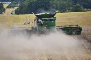 Mähdrescher auf einem Feld, symbolisiert Innovationen und Unterstützung für die Landwirtschaft in Brandenburg.