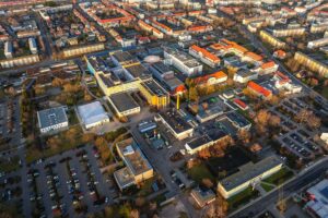 Luftaufnahme des zukünftigen Medizinischen Universitätscampus in Cottbus mit Bauprojekten und Forschungseinrichtungen.