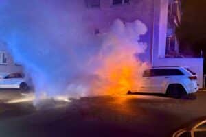 Brennende PKW in Stuttgart-West; Feuerwehr im Einsatz zur Brandbekämpfung und Gefahrenabwehr.
