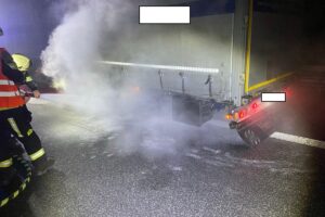 Brennender LKW auf Autobahn mit Feuerwehr im Einsatz zur Löscherbekämpfung.