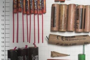 Sichergestellte Böller der Polizei, Warnung vor illegalem Feuerwerk und Gefahren.