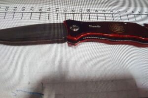 Bundespolizei sichert gefährliche Gegenstände wie Messer und Schlagstock in NRW-Hauptbahnhöfen.