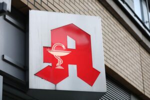 Apothekenlogo, symbolisierende Gesundheit und lokale Versorgung, Ausbau von Dienstleistungen und Bürokratieabbau.