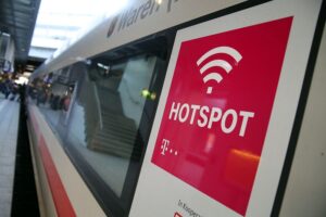 ICE-Zug mit WLAN, symbolisiert fehlende Entschädigung bei Störungen und geschlossenen Bordrestaurants.