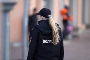 Polizistin in Moskau überwacht Ermittlungen nach tödlicher Autobombenexplosion.