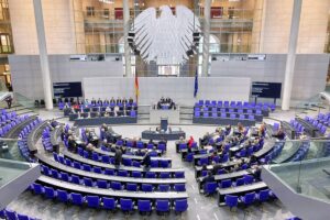 Bundestag diskutiert Gedenkort für polnische Opfer des Zweiten Weltkriegs, Abstimmung und Einigkeit sichtbar.
