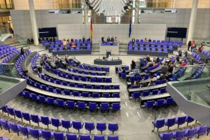 Bundestagssitzung mit Abgeordneten, die über politisch strittige Gesetze diskutieren.