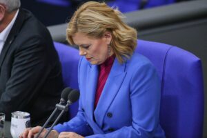 Julia Klöckner fordert stärkeren Schutz des Parlaments und gesetzliche Maßnahmen gegen Sicherheitsrisiken.