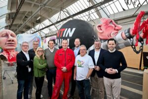 CDU-Abgeordnete zeigen Solidarität mit Jacques Tilly in der Wagenbauhalle für Karneval.