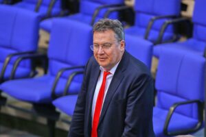 Porträt von Christian von Stetten, kritisierend, mit dem Hintergrund der Politik und Arbeitsmarktdebatte.