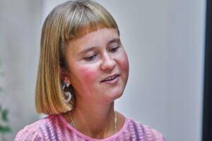 Caroline Wahl präsentiert ihren Roman "22 Bahnen"; beliebt in nordrhein-westfälischen Bibliotheken 2025.