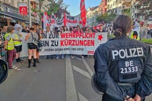 Protestierende Menschen halten Transparente gegen die Rückkehr zur Wehrpflicht in Deutschland.