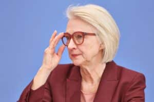 Monika Schnitzer diskutiert Rentenreform: längere Arbeitszeit und höhere Abschläge für Vorruhestand.