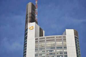 Commerzbank-Tower in Frankfurt, symbolisiert die Stabilität und Herausforderungen der Bank im Finanzgeschäft.
